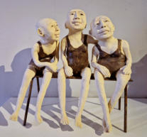 800   - Drie vrouwtjes op bankje / hg 28 - br 28 cm